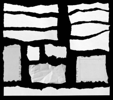 Siyah arka planda on üç parça yırtık gazete
