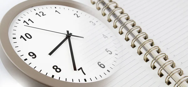 時計面と日記の複合体 — ストック写真