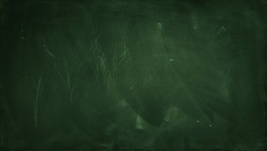 Yeşil karatahta arkaplanındaki tebeşir temizlendi