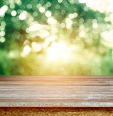 Bulanık bahar ışığının önündeki boş masa