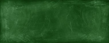 Yeşil karatahta arkaplanındaki tebeşir temizlendi