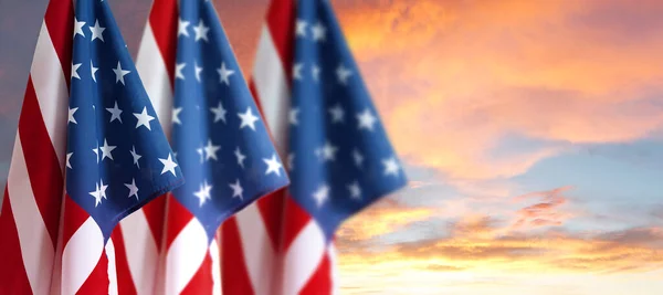 空にアメリカ国旗が三つ 7月4日 — ストック写真