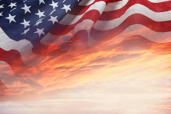 晴れた空のアメリカ国旗 — ストック写真
