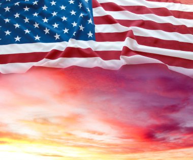 Güneşli gökyüzünde Amerikan bayrağı