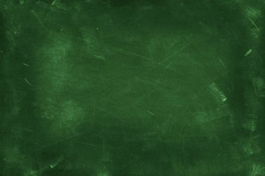 Yeşil karatahta arkaplanındaki tebeşir temizlendi
