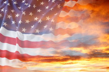 Güneşli gökyüzünde Amerikan bayrağı