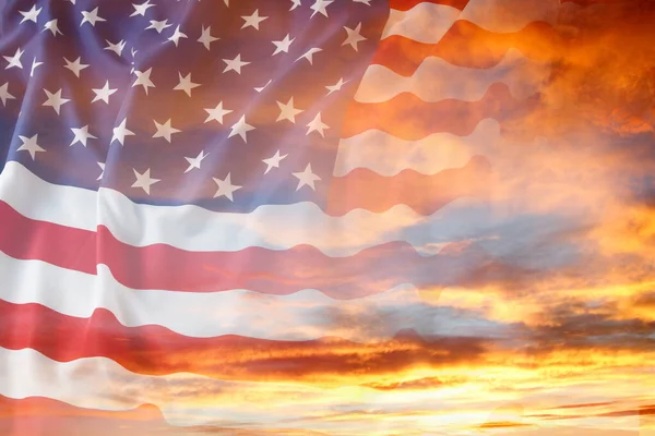 Amerikai Zászló Napos Égen — Stock Fotó
