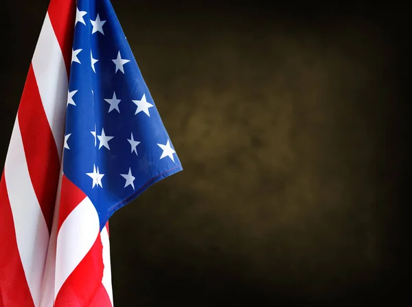 褐色模糊背景前的美国国旗 — 图库照片