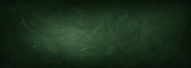 Yeşil karatahta arkaplanındaki tebeşir temizlendi