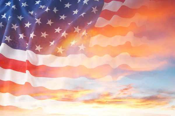 Amerikan Lippu Aurinkoisella Taivaalla — kuvapankkivalokuva