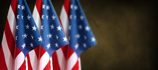 Drie Amerikaanse Vlaggen Voor Bruine Wazige Achtergrond — Stockfoto
