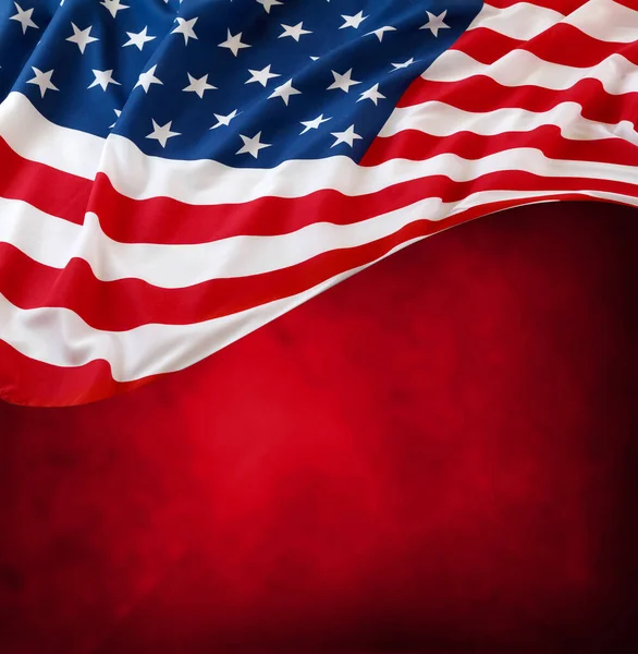 Bandiera Americana Davanti Sfondo Rosso Sfocato — Foto Stock