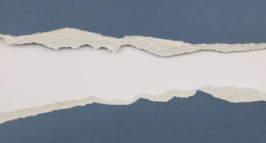 Mavi gazetede yırtık delik