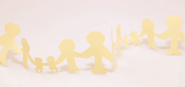 Family Paper Chain Cutout Holding Hands — Stock Photo, Image