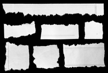 Siyah arka planda yedi parça yırtık gazete