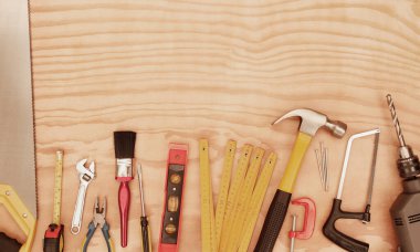 Ahşap üzerinde çeşitli çalışma araçları