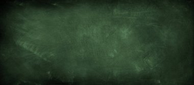 Yeşil karatahta arkaplanındaki tebeşir temizlendi