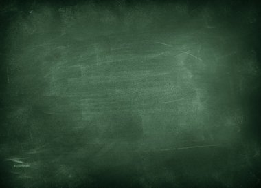 Yeşil karatahta arkaplanındaki tebeşir temizlendi