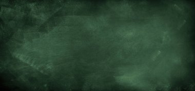 Yeşil karatahta arkaplanındaki tebeşir temizlendi