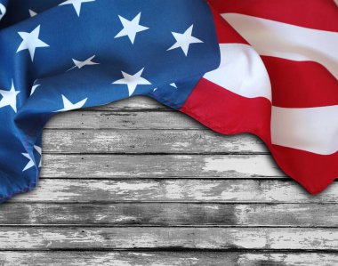 Tahta arka planda Amerikan bayrağına yakın plan