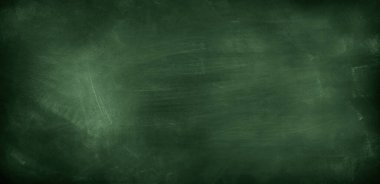 Yeşil karatahta arkaplanındaki tebeşir temizlendi