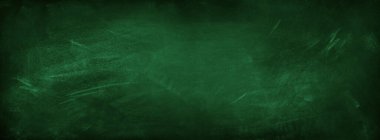 Yeşil karatahta arkaplanındaki tebeşir temizlendi