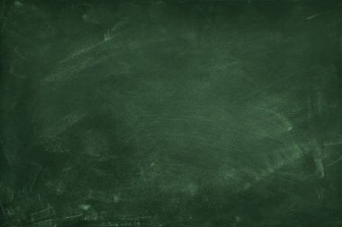 Yeşil karatahta arkaplanındaki tebeşir temizlendi