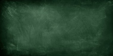 Yeşil karatahta arkaplanındaki tebeşir temizlendi