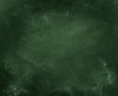 Yeşil karatahta arkaplanındaki tebeşir temizlendi