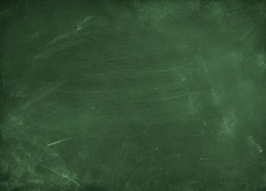 Yeşil karatahta arkaplanındaki tebeşir temizlendi