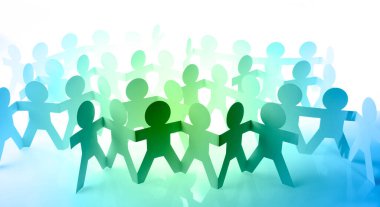 Kağıt zincire bağlı insanlar el ele tutuşuyorlar.