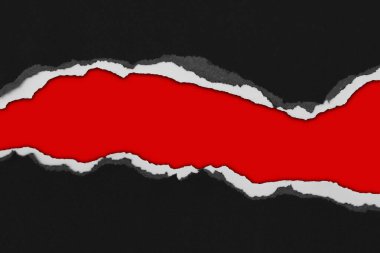 Kırmızı arkaplanda yırtılmış siyah kağıt