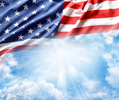 Amerikan bayrağı önünde mavi gökyüzü