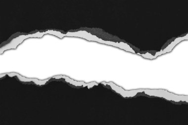 Beyaz arka planda sökük siyah kağıt, kopya için alan