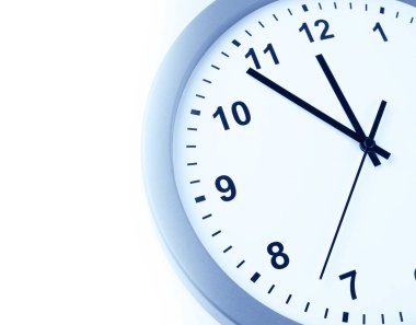 Eller saate, yüzler beyaza.