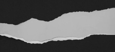 Gri arkaplanda yırtılmış siyah kağıt