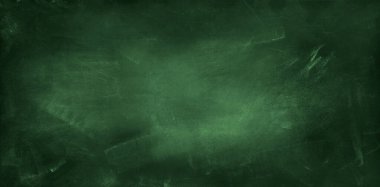 Yeşil karatahta arkaplanındaki tebeşir temizlendi