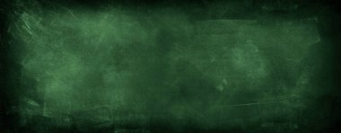 Yeşil karatahta arkaplanındaki tebeşir temizlendi