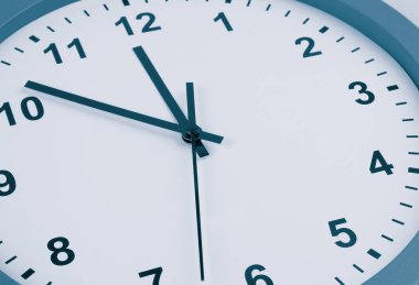 Close-Up Saat yüzünü elleri