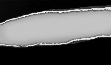 Gri arkaplanda yırtılmış siyah kağıt