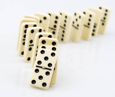 Domino düşmek için düz arka plan üzerinde