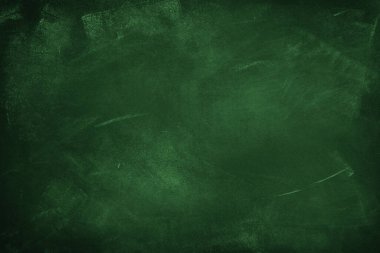 Yeşil karatahta arkaplanındaki tebeşir temizlendi