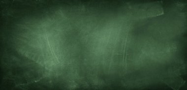 Yeşil karatahta arkaplanındaki tebeşir temizlendi