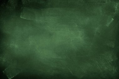 Yeşil karatahta arkaplanındaki tebeşir temizlendi