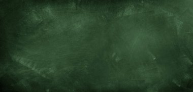 Yeşil karatahta arkaplanındaki tebeşir temizlendi