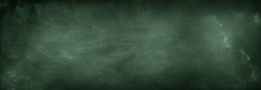 Yeşil karatahta arkaplanındaki tebeşir temizlendi