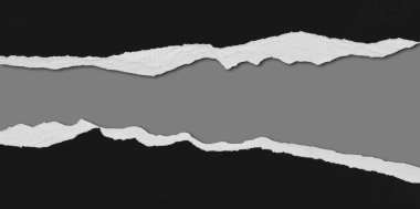 Gri arkaplanda yırtılmış siyah kağıt