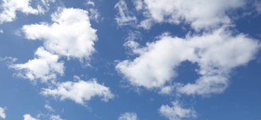 Mavi gökyüzünde yumuşak beyaz bulutlar 