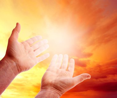 gökyüzüne uzayan el