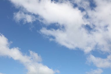 Mavi gökyüzünde yumuşak beyaz bulutlar 